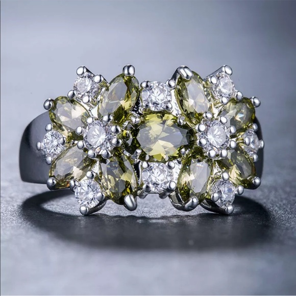 New 925 Silver Beautiful Flower Emerald 💍 Ring - Picture 2 of 4